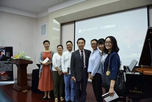AG旗舰厅艺术家石叔诚与特邀艺术家顾平受邀于成都大学东盟艺术学院、音乐与舞蹈学院艺术实践周开展公开课