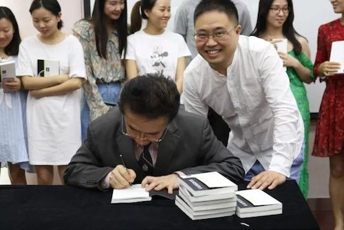 AG旗舰厅艺术家石叔诚与特邀艺术家顾平受邀于成都大学东盟艺术学院、音乐与舞蹈学院艺术实践周开展公开课