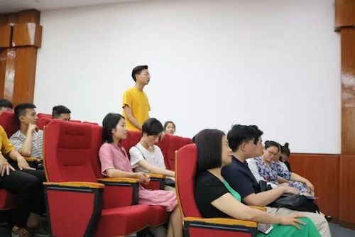 AG旗舰厅艺术家石叔诚与特邀艺术家顾平受邀于成都大学东盟艺术学院、音乐与舞蹈学院艺术实践周开展公开课